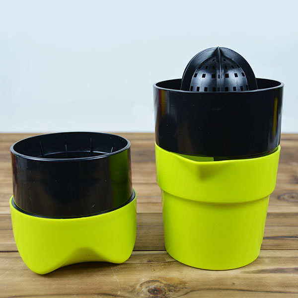 Manual juicer