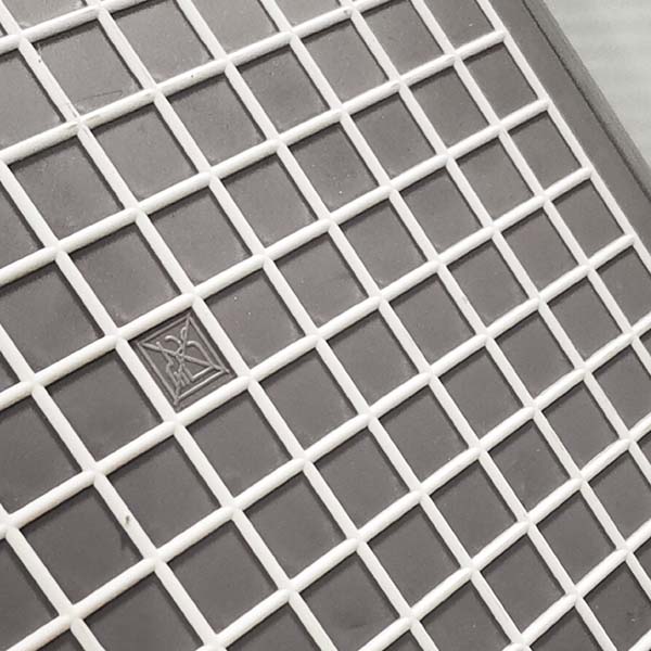 non-slip tray plate