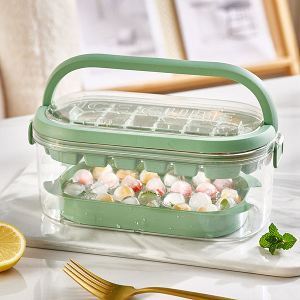 Ice cube tray with carry box