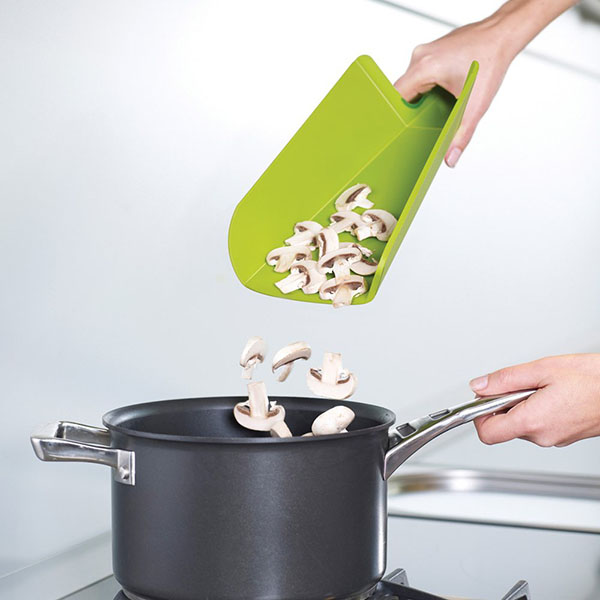 Non-slip foldable chopping board