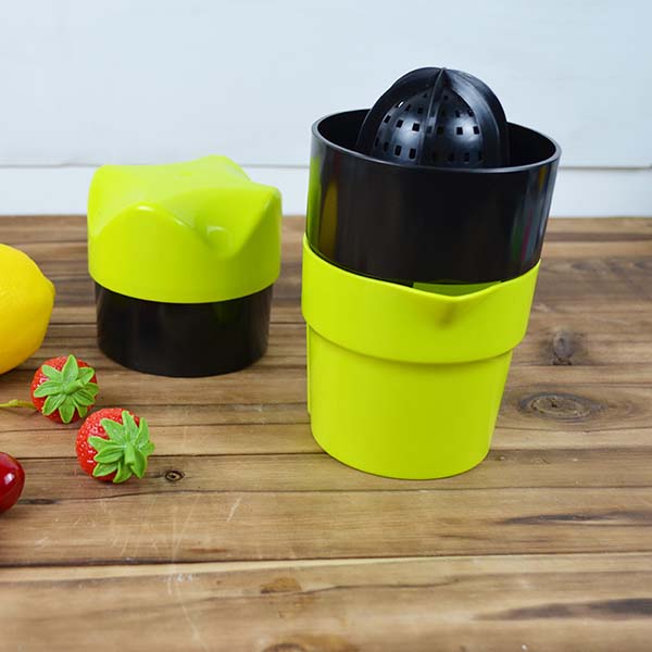 Manual juicer